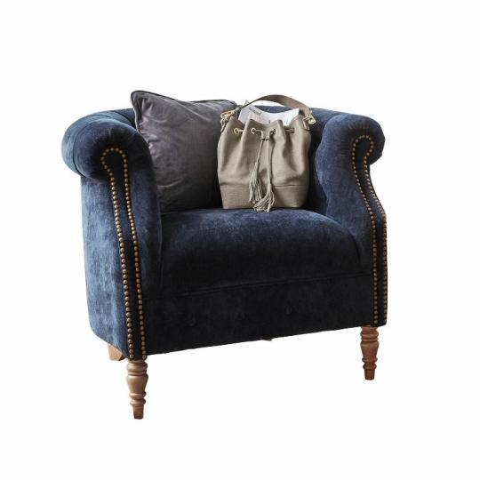 mestska vila kastiel obyvacka nabytok zariadenie pretkany modry zamat chesterfield calunene kreslo elegantny.jpg